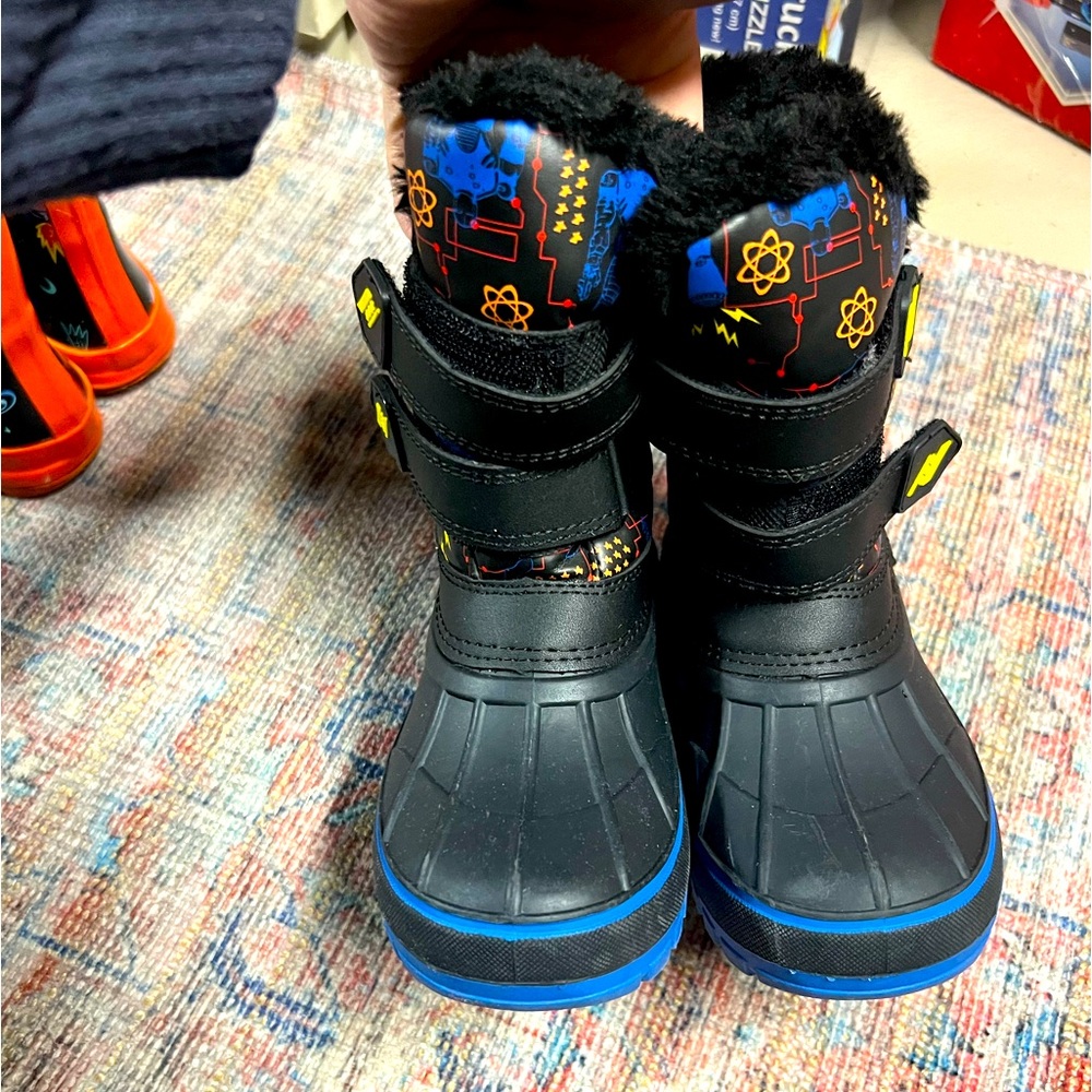 Boys snow boots, size 11. Faux fur lines, side zip and Velcro.